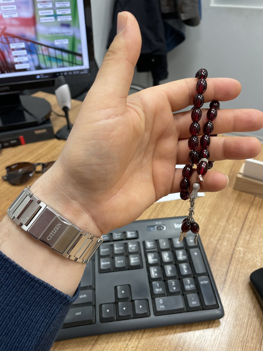 _EskiYeni's tweet photo. Az önce kapıda daha önce hiç tanımadığım birisi 

Vay kardeşim sen ne yakışı adamsın ismin nedir falan derken 

Bu tespih sana hediyem olsun, iki gün önce Mekkeden geldi geri götürmek sana nasip olsun dedi

Duaya amin demek için mecbur kabul ettim. ❤️ https://t.co/E4qVrdchbS