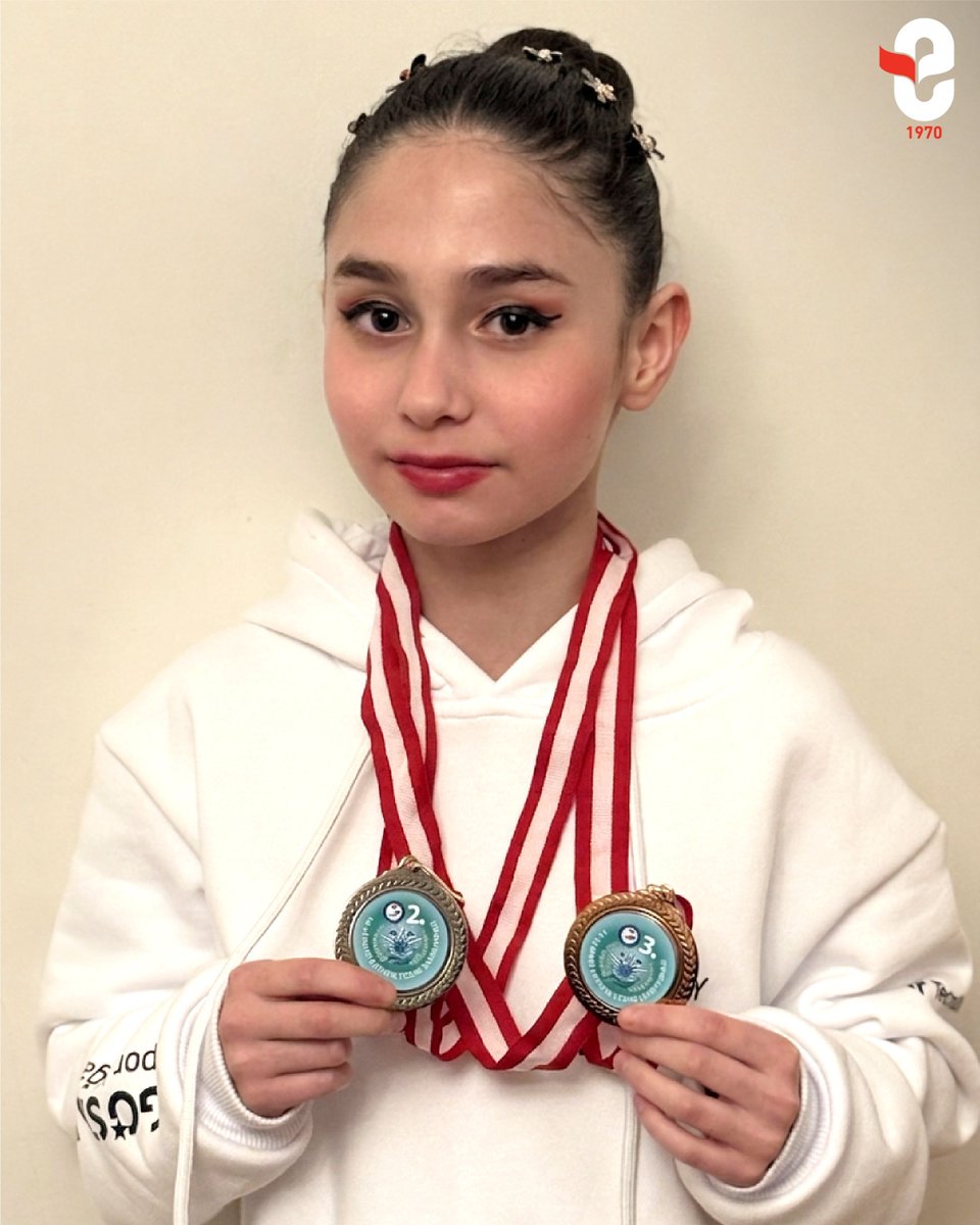 Artistik Yüzmede Üç Türkiye Derecesi!

Çamlıca İlkokulu 4-E sınıfı öğrencimiz Ada Güneş DEMİRCİOĞLU, 14–15 Mart 2026 tarihlerinde düzenlenen Artistik Yüzme Türkiye Şampiyonası’nda 10 Yaş Combo kategorisinde Türkiye ikinciliği, 10 Yaş Düet kategorisinde Türkiye üçüncülüğü ve 10