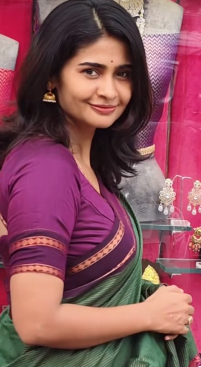 milsshady84's tweet photo. @Incensible7 Look at her ass in this saree https://t.co/iD6d64nqaZ