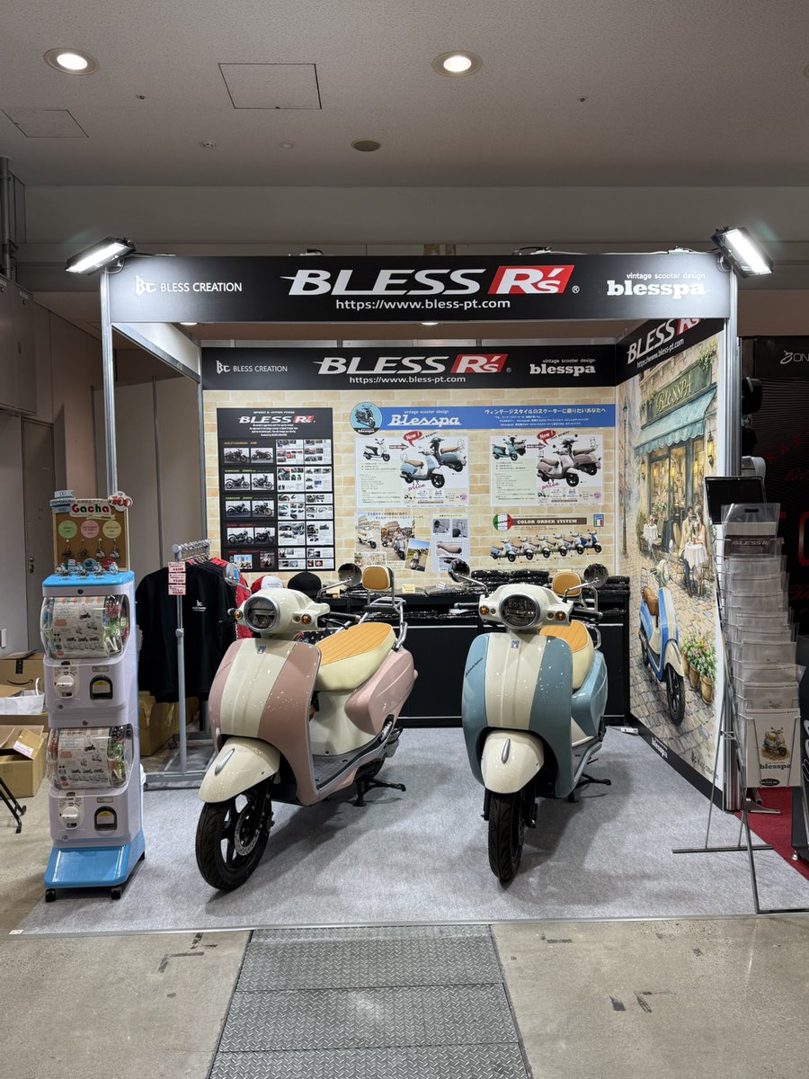 BLESSRs_PR's tweet photo. 『bless pa』（ブレスパ）ブース無事に施工終了しました。お楽しみのガチャガチャも設置完了です。何が出るかは回してからのお楽しみです。
展示場所は西１ホール、小間番号：1−57でBless Paデモ車両2台と皆さのお越しをお待ちしております。三日間「オートバイ」で盛り上がりましょう！

BLESS R’sホームページ
https://t.co/VTxkbDyyt9

#blesspa_ブレスパ
#アドレス125
#東京モーターサイクルショー2026
#ローマの休日
#いいねバイク
#好きを極めろ
#スクーター125
#BLESS_Rs
#ブレスアールズ
#カスタムスクーター
#東京ビックサイト