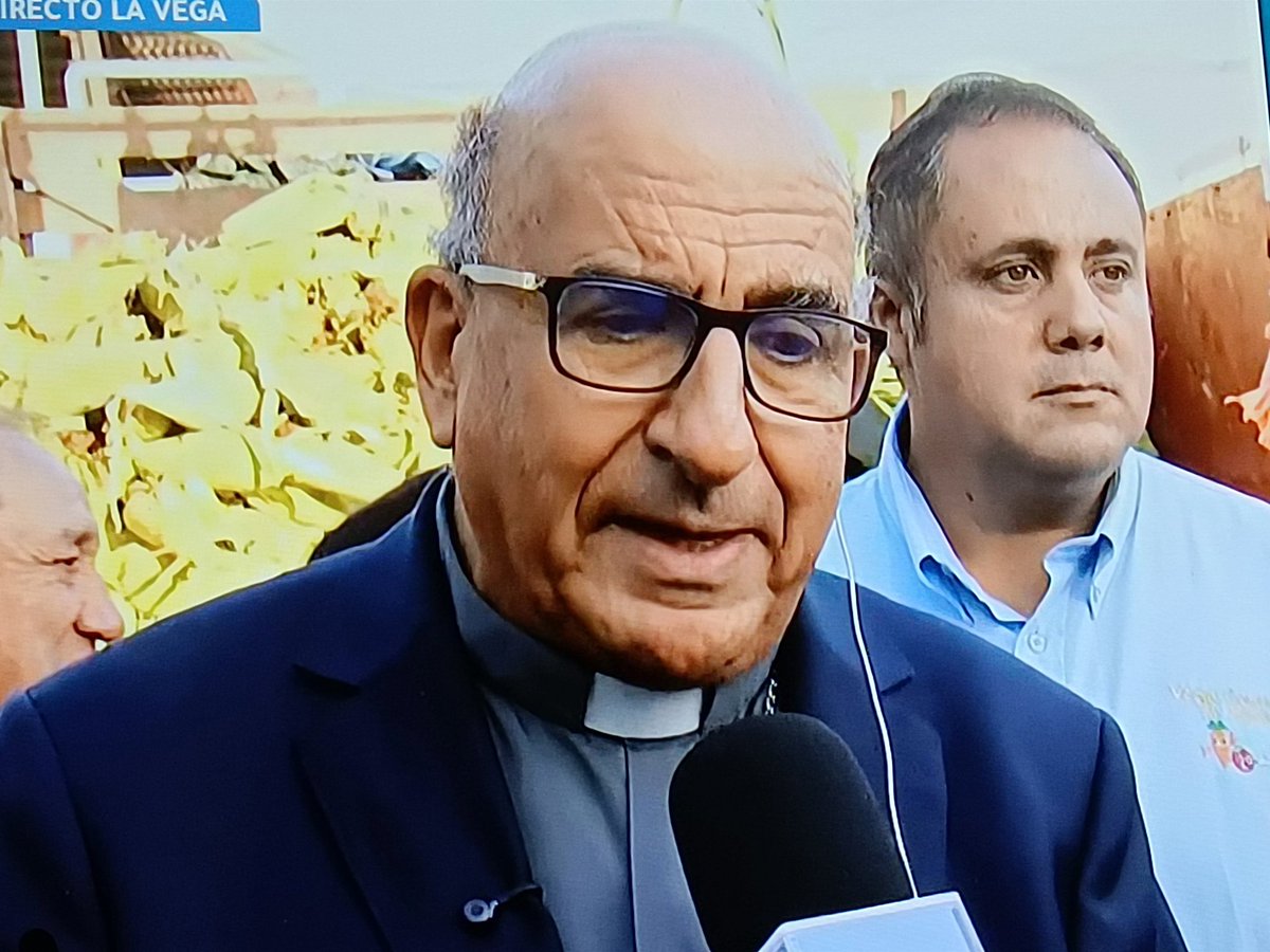 Jaja de mal en peor la hipocresía de mega entrevista un cura ,un cura po  y le piden hablar de sueldo ético cuanto  se echan al bolsillo los curas ?bueno pan y circo para el pueblo