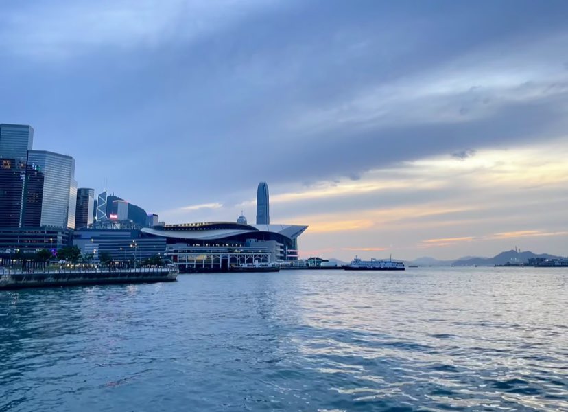 lbarnesrn123's tweet photo. Feel the sunset glow in Hong Kong https://t.co/PNE1Iie3Ak