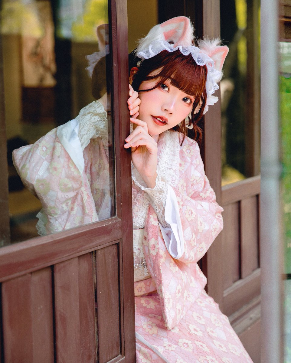 Smily0347_TW's tweet photo. 三月P網更新✨－桜と猫🌸

踏著輕盈的腳步🐈
盡量不在木造老屋的地板留下聲響
和服淡淡的櫻粉色
與窗外的青綠色交織出春天的氣息
好像自己也變成春天的一部分了🌸

•┈┈┈┈┈┈୨୧┈┈┈┈┈┈•

想去日本看櫻花的心情太強烈
決定租粉嫩色系的蕾絲和服
開心～✨好喜歡和服(⸝⸝› з ‹⸝⸝)♡ https://t.co/JGSQjuq7Qg