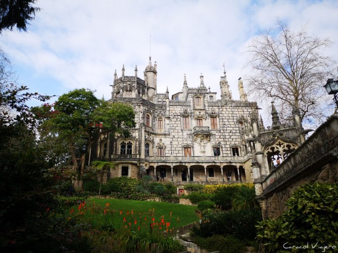 CaracolViajeroO's tweet image. 🏰#Sintra, un auténtico escenario de cuento que en abril está en su mejor momento🇵🇹. Los jardines estallan en colores verdosos 🌳y las temperaturas son perfectas para subir al castillo. #Viajes 👇caracolviajero.com.es/blog/sintra-qu…
