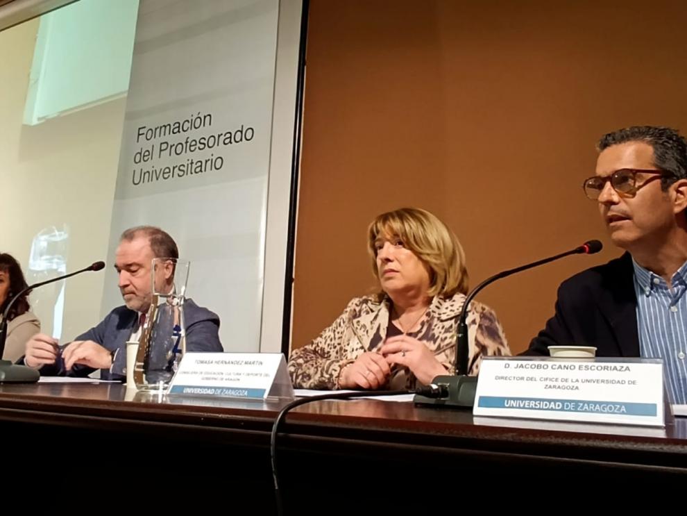 👨‍🏫 Educación lanza un itinerario formativo en Inteligencia Artificial para los docentes aragoneses.

🤖 Tomasa Hernández ha abierto las III Jornadas Formación Profesional–Unizar ‘La Inteligencia Artificial como motor de transformación educativa y empresarial'.

📎