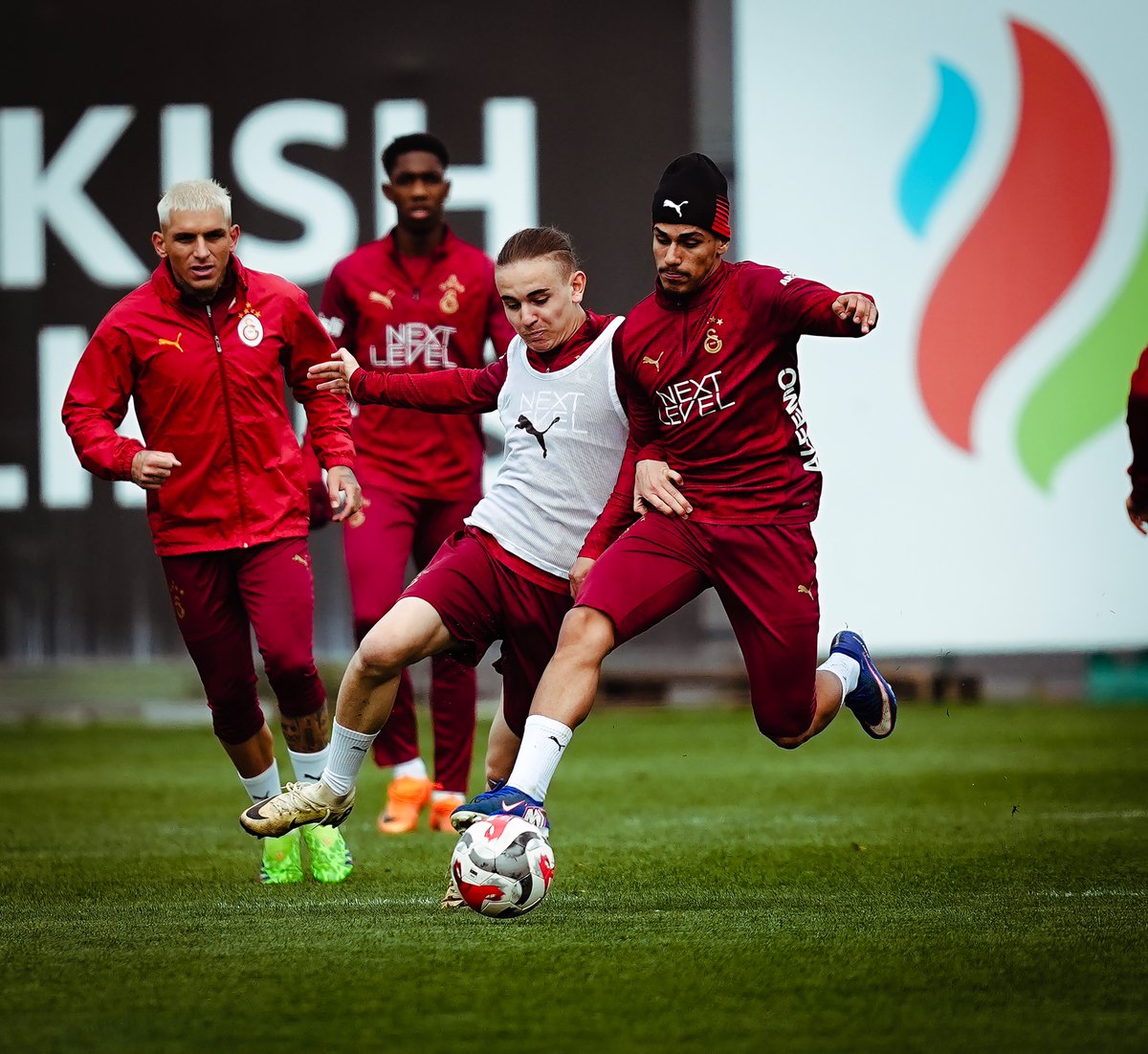 GalatasaraySK's tweet photo. 📸 Bugünkü antrenmanımızdan kareler. #TSvGS https://t.co/VmrkOgRydb