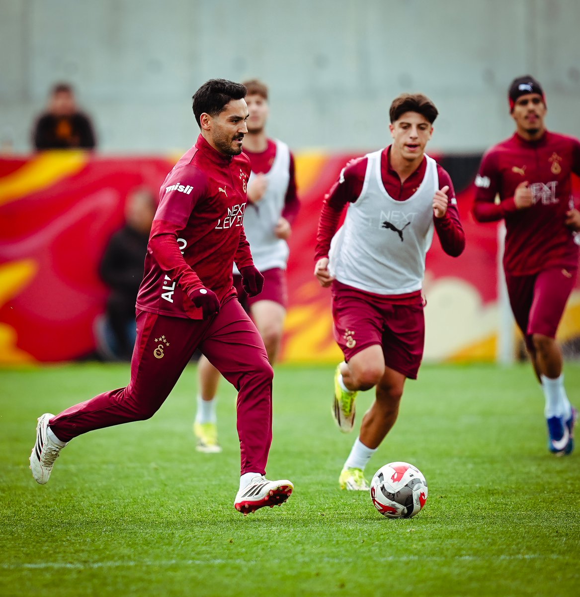 GalatasaraySK's tweet photo. 📸 Bugünkü antrenmanımızdan kareler. #TSvGS https://t.co/VmrkOgRydb