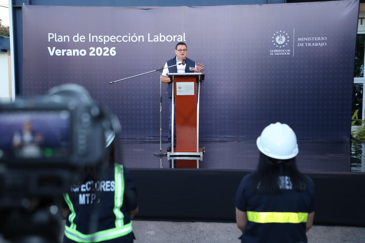 PrensaMiTrabajo's tweet photo. “Las vacaciones del sector público inician esta semana. Como funcionarios públicos, trabajaremos mientras otros disfrutan de su derecho a descansar. Su tiempo será debidamente compensado", Ministro @RolandoCastroSv. https://t.co/yTgvlLGDFI