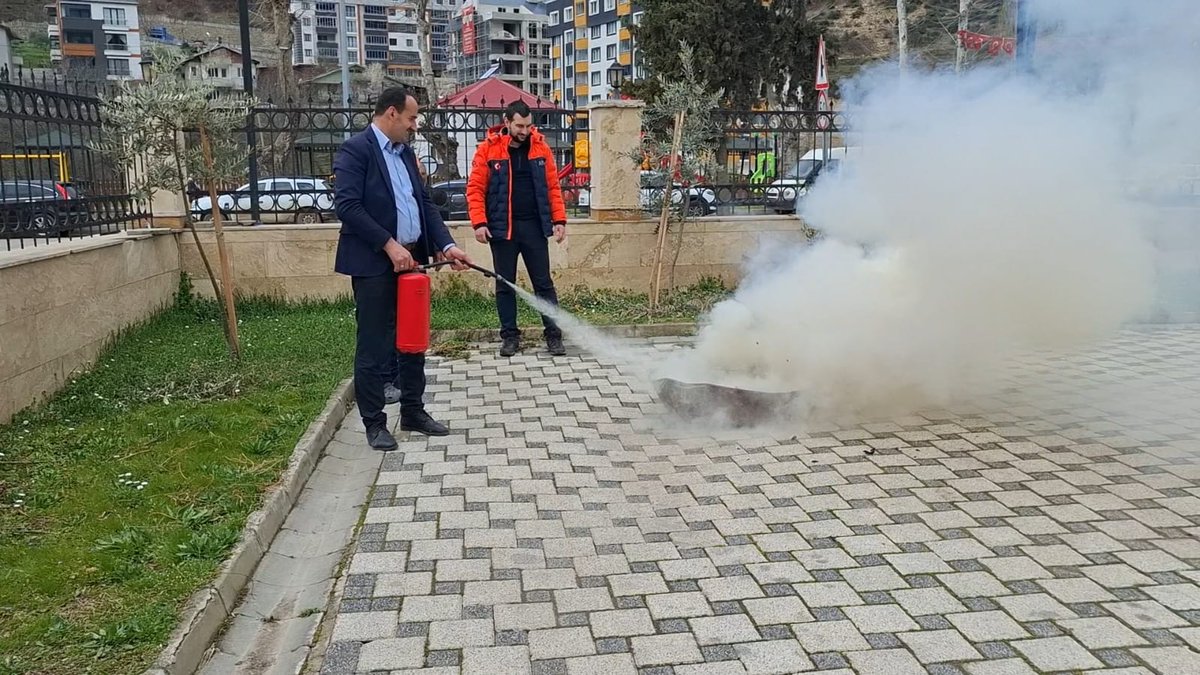 AFAD_Artvin's tweet photo. 📌Ardanuç  Kaymakamlığı Personeli ile birlikte merkez ve köy muhtarlarına yönelik;
✅️ Afet Farkındalık Eğitimi verildi.
✅️ Bilgilendirici broşürler dağıtıldı.
✅️Yangın Söndürme Uygulaması tatbikatı yapıldı.
Eğitim ve tatbikatlarımız devam etmektedir. https://t.co/DZrzpgxdkg