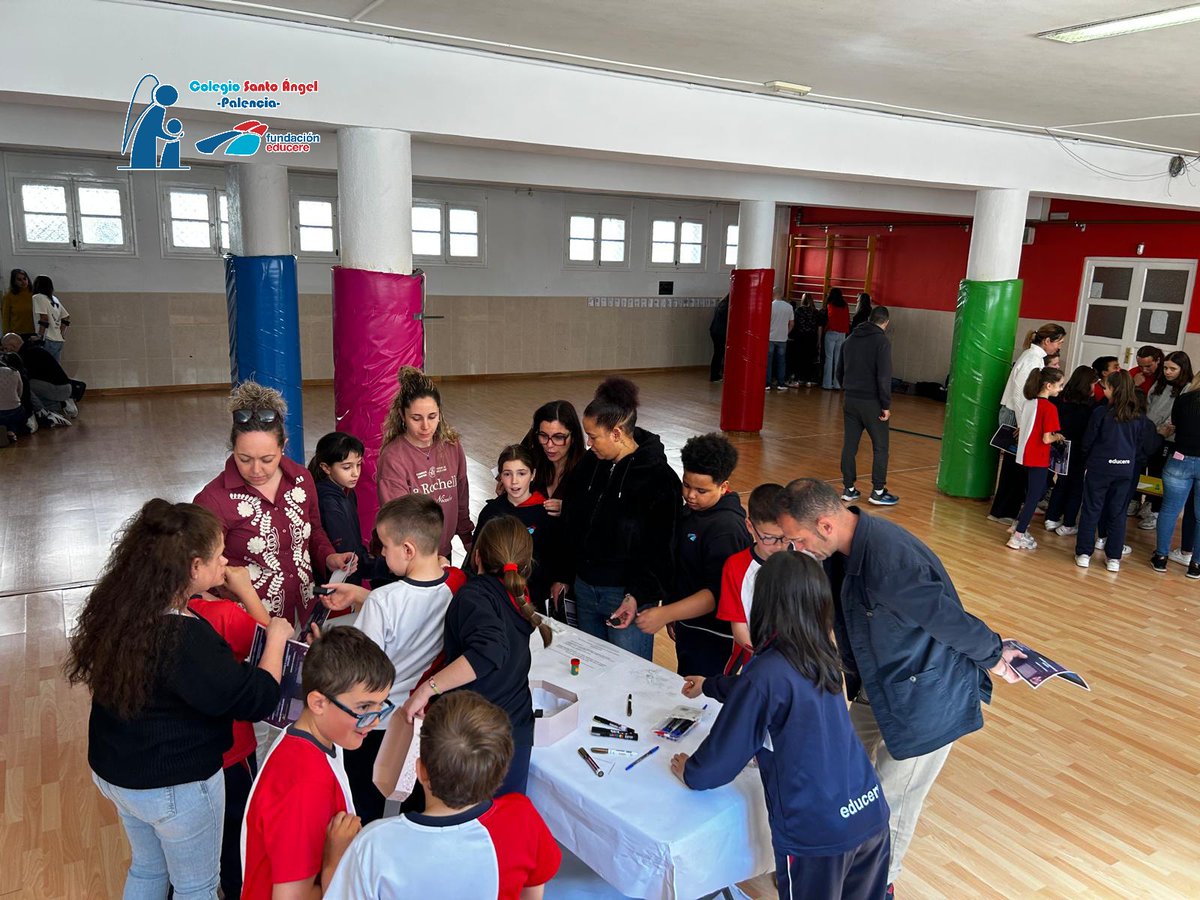 SantoAngelPal's tweet photo. Alunnos y familias durante el Proyecto de comprensión de #5ºEPO #proyectodecomprensíón #santoángelpalencia #yosoysantoángel #SomosSantoÁngel #somoseducere #FamiliaSantoÁngel #micolemola #SomosTuCole @escacyl @FundEducere https://t.co/Q0YDhkdJdy