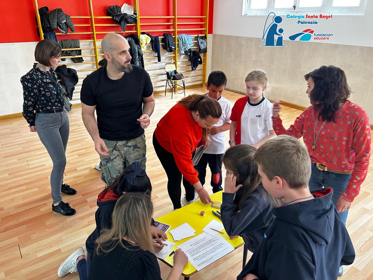 SantoAngelPal's tweet photo. Alunnos y familias durante el Proyecto de comprensión de #5ºEPO #proyectodecomprensíón #santoángelpalencia #yosoysantoángel #SomosSantoÁngel #somoseducere #FamiliaSantoÁngel #micolemola #SomosTuCole @escacyl @FundEducere https://t.co/Q0YDhkdJdy