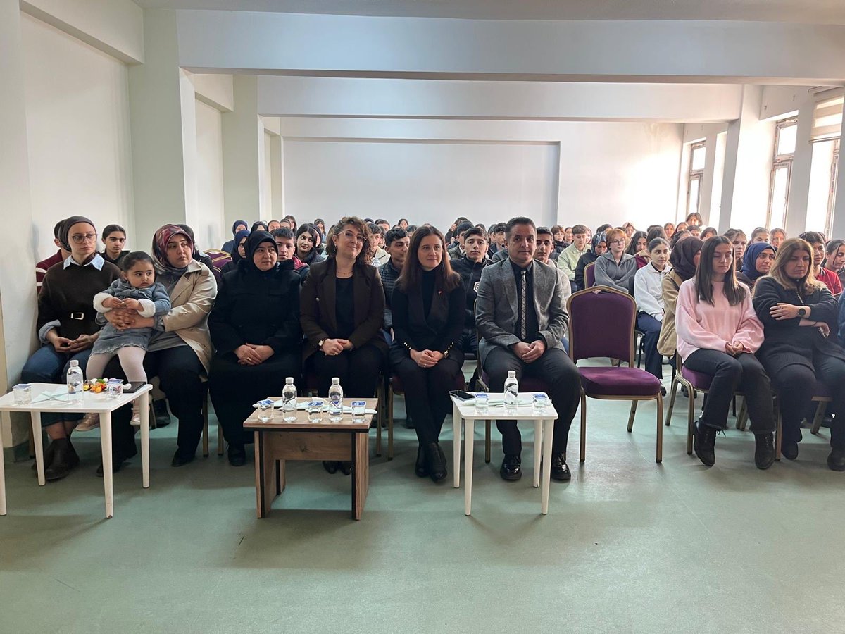 harunaslanmtal's tweet photo. 18 Mart kapsamında okulumuzda düzenlenen programa, Sayın Betül Bozkurt ve şehidimiz Harun Aslan’ın ailesi katıldı. Müdürümüz Ayhan Aslankılıç’a ve Zuhal Çalış öğretmenimize teşekkür ederiz.
#18Mart #ÇanakkaleZaferi @agrimem @tcagrivaliligi @hasan_kokrek @OnderBozkurt_ https://t.co/zNTiCFS3q7