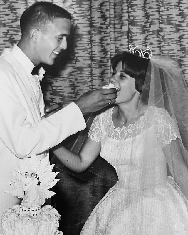 AcervoCharts's tweet photo. Casal recria festa de casamento e mulher usa o mesmo vestido de 63 anos atrás. https://t.co/l6GiuyvwEq