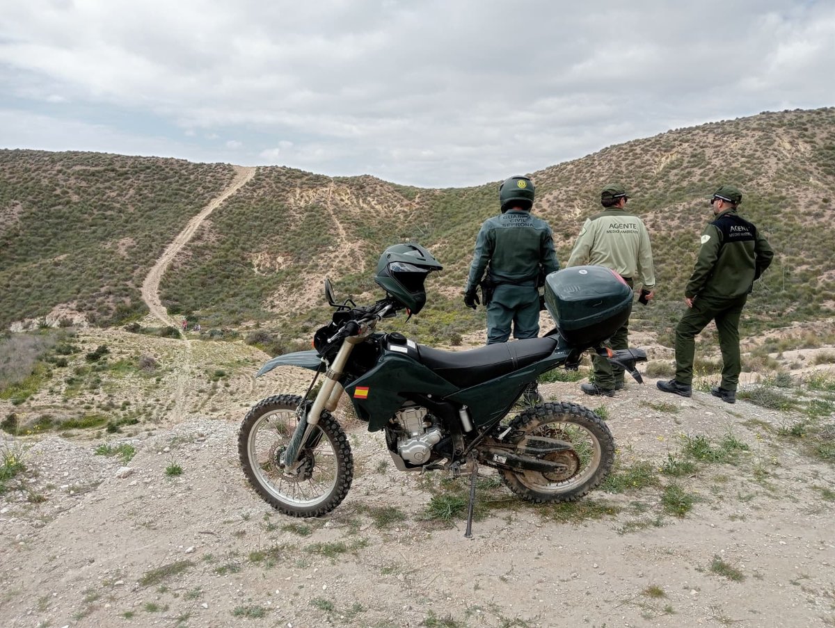 MedioAmbAND's tweet photo. 👮‍♂️@AAMM_And  y la @guardiacivil intensifican la vigilancia contra la circulación ilegal en los Espacios Naturales Protegidos de #Almería. 

🚁Agentes, SEPRONA y el Servicio Aéreo de la Guardia Civil han incrementado los controles ante el aumento de motos y coches todoterreno que circulan campo a través. 

🔗https://t.co/Ss7CJNFWgJ