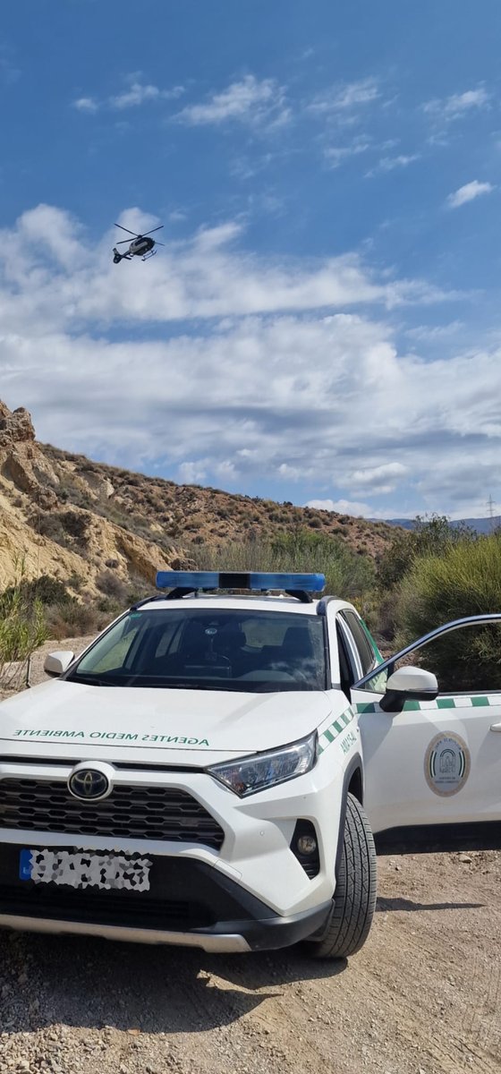 MedioAmbAND's tweet photo. 👮‍♂️@AAMM_And  y la @guardiacivil intensifican la vigilancia contra la circulación ilegal en los Espacios Naturales Protegidos de #Almería. 

🚁Agentes, SEPRONA y el Servicio Aéreo de la Guardia Civil han incrementado los controles ante el aumento de motos y coches todoterreno que circulan campo a través. 

🔗https://t.co/Ss7CJNFWgJ