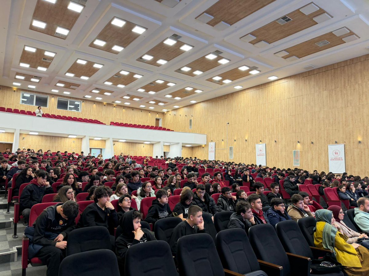 asirlikokullar's tweet photo. Asırlık Okullar Vakfı olarak, Milli Eğitim Bakanlığı iş birliğiyle Köklerden Göklere Projesi kapsamında düzenlediğimiz etkinlikte, değerli konuşmacı Lokman Ökten’i öğrencilerimizle buluşturduk.

Girişimcilik üzerine gerçekleştirdiği ilham verici konuşmasında; kendi hayat yolculuğundan, edindiği tecrübelerden ve global ölçekteki başarı hikâyelerinden örnekler paylaşan Ökten, öğrencilerimize farklı bakış açıları kazandırdı ve geleceğe dair güçlü bir motivasyon sundu.

Etkinliğimiz, konuşmanın ardından öğrencilerimizle birlikte gerçekleştirdiğimiz keyifli bilgi yarışması ile devam etti. Büyük bir heyecan ve katılımla geçen yarışmada ilk 5’e giren öğrencilerimiz bisiklet ödülü kazandı.

Katkılarıyla öğrencilerimize ilham olan Lokman Ökten’e ve emeği geçen tüm paydaşlarımıza teşekkür ederiz.