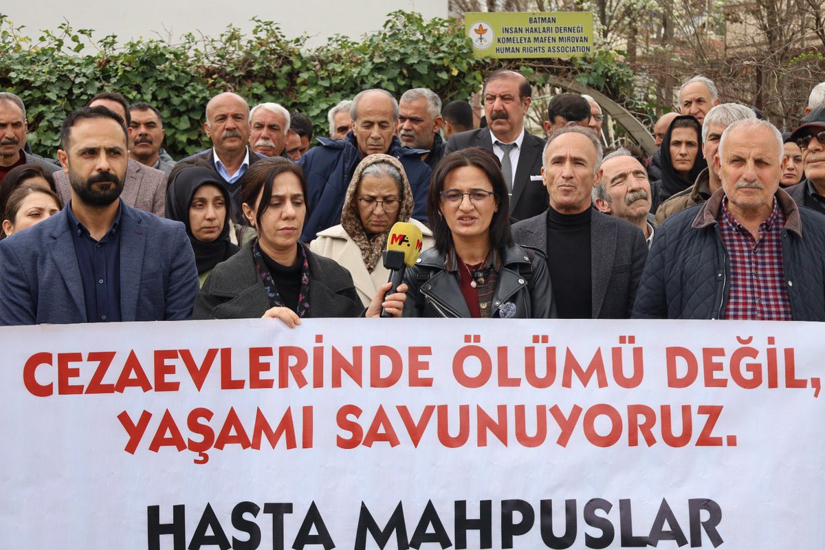 DEM PARTi Batman tweet media