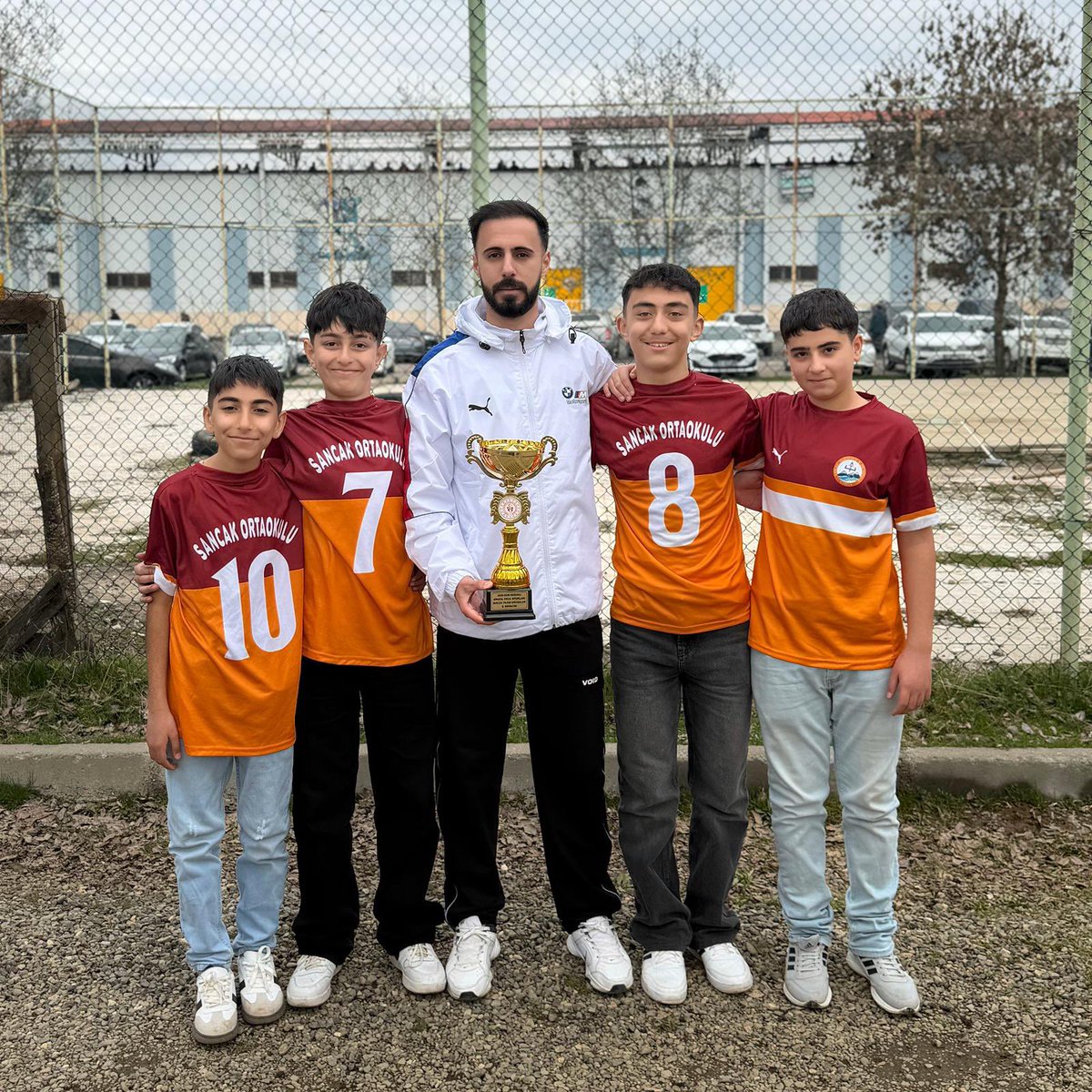HasimSav's tweet photo. BELDEDEN ŞAMPİYONLUĞA: SANCAK ORTAOKULU BOCCE’DE İL BİRİNCİSİ!

Kısıtlı imkanlara rağmen büyük bir azim ve kararlılıkla çalışan Sancak Ortaokulu öğrencileri, Bocce branşında gösterdikleri üstün performansla İl Birinciliği kupasını beldelerine kazandırdı.

Sporun yalnızca büyük tesislerle değil, inanç, disiplin ve emekle mümkün olduğunu ortaya koyan Sancak Ortaokulu, il genelinde düzenlenen turnuvada rakiplerini geride bırakarak önemli bir başarıya imza attı. Takım ruhu, düzenli antrenman ve mücadele azmiyle sahada fark yaratan öğrenciler, izleyenlerden tam not aldı.

Bu gurur verici başarının arkasında ise güçlü bir destek var. Özverili çalışmalarıyla öğrencileri her zaman motive eden beden eğitimi öğretmeni ve okul yönetimi, sürecin en önemli yapı taşlarından biri oldu. Aynı zamanda Sancak Belediyesi de sağladığı imkan ve katkılarla bu başarıda önemli rol oynadı.

Özellikle Belediye Başkanı Hayrettin Çiçek’in spora ve gençlere verdiği destek, öğrencilerin daha iyi şartlarda hazırlanmasına büyük katkı sundu. Belediyenin sağladığı destekler sayesinde antrenmanlarını aksatmadan sürdüren takım, bu emeğin karşılığını şampiyonlukla aldı.

“Altın Çocuklar” olarak anılan Sancak Ortaokulu Bocce takımı, şimdi gözünü bölge şampiyonasına çevirmiş durumda. Bu başarı sadece bir kupa değil, aynı zamanda inancın, emeğin ve dayanışmanın en güzel örneklerinden biri olarak hafızalarda yerini aldı.

@FeyziBerdibek1 
@Korkutata_Zeki 
@MustafaOzel66 
@halukcakan12 
@bingolmem 
@yusuf_tokus 
@ilyaserdogann 
@Hayrettincickk 
@sancakbelediye1