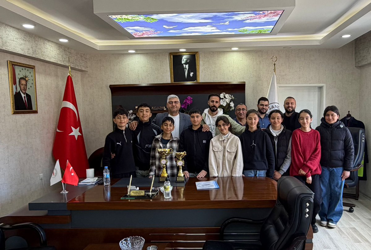 HasimSav's tweet photo. BELDEDEN ŞAMPİYONLUĞA: SANCAK ORTAOKULU BOCCE’DE İL BİRİNCİSİ!

Kısıtlı imkanlara rağmen büyük bir azim ve kararlılıkla çalışan Sancak Ortaokulu öğrencileri, Bocce branşında gösterdikleri üstün performansla İl Birinciliği kupasını beldelerine kazandırdı.

Sporun yalnızca büyük tesislerle değil, inanç, disiplin ve emekle mümkün olduğunu ortaya koyan Sancak Ortaokulu, il genelinde düzenlenen turnuvada rakiplerini geride bırakarak önemli bir başarıya imza attı. Takım ruhu, düzenli antrenman ve mücadele azmiyle sahada fark yaratan öğrenciler, izleyenlerden tam not aldı.

Bu gurur verici başarının arkasında ise güçlü bir destek var. Özverili çalışmalarıyla öğrencileri her zaman motive eden beden eğitimi öğretmeni ve okul yönetimi, sürecin en önemli yapı taşlarından biri oldu. Aynı zamanda Sancak Belediyesi de sağladığı imkan ve katkılarla bu başarıda önemli rol oynadı.

Özellikle Belediye Başkanı Hayrettin Çiçek’in spora ve gençlere verdiği destek, öğrencilerin daha iyi şartlarda hazırlanmasına büyük katkı sundu. Belediyenin sağladığı destekler sayesinde antrenmanlarını aksatmadan sürdüren takım, bu emeğin karşılığını şampiyonlukla aldı.

“Altın Çocuklar” olarak anılan Sancak Ortaokulu Bocce takımı, şimdi gözünü bölge şampiyonasına çevirmiş durumda. Bu başarı sadece bir kupa değil, aynı zamanda inancın, emeğin ve dayanışmanın en güzel örneklerinden biri olarak hafızalarda yerini aldı.

@FeyziBerdibek1 
@Korkutata_Zeki 
@MustafaOzel66 
@halukcakan12 
@bingolmem 
@yusuf_tokus 
@ilyaserdogann 
@Hayrettincickk 
@sancakbelediye1
