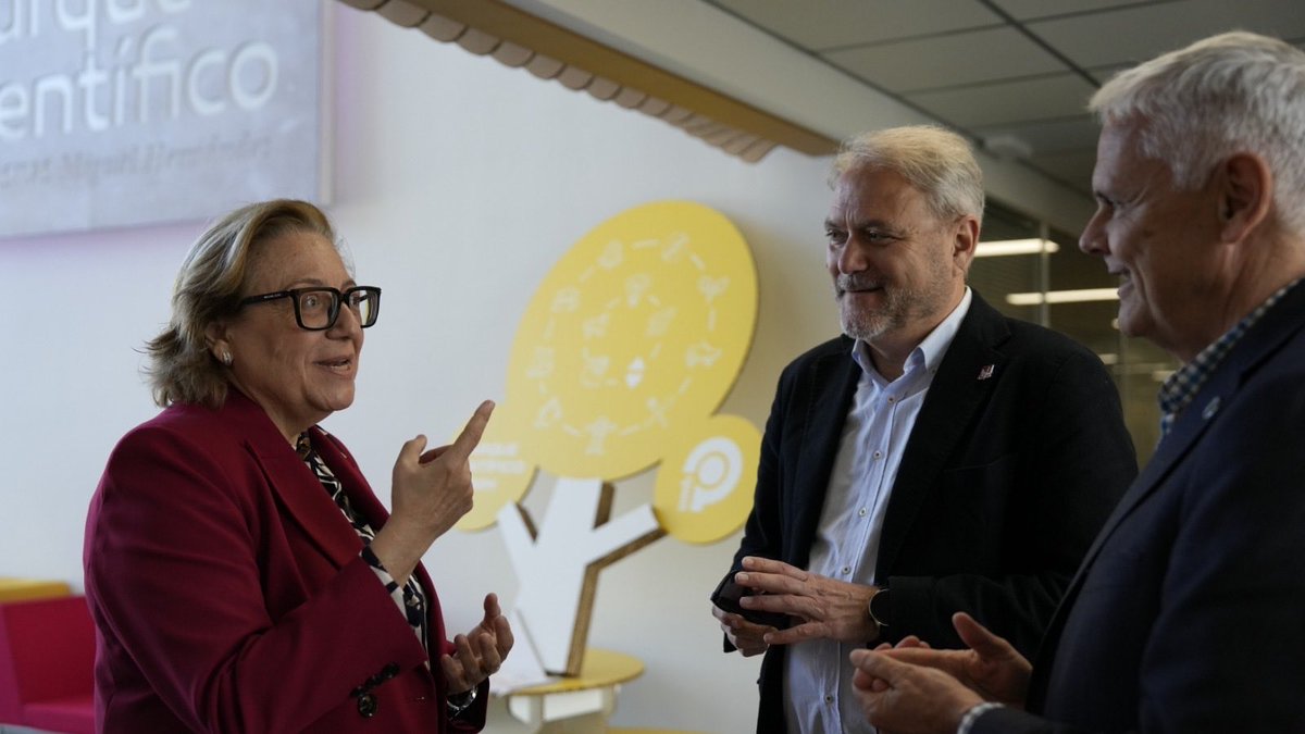 RectorUMH's tweet photo. Un placer recibir hoy en nuestro campus de Elche al director del @IAC_Astrofisica, Valentín Martínez Pillet. Aprovechamos su estancia en la #UMH para visitar las instalaciones de @EMXYS, spin-off del @PcientificoUMH especialista en el diseño y fabricación de micro-satélites y sistemas electrónicos avanzados para misiones espaciales de alta complejidad. 

Desde 2005, EMXYS ha participado en más de 30 proyectos aeroespaciales y lanzado sistemas al espacio en cinco misiones, trabajando bajo certificaciones AS-9100 e ISO-9001 para agencias espaciales y contratistas industriales de primer nivel.