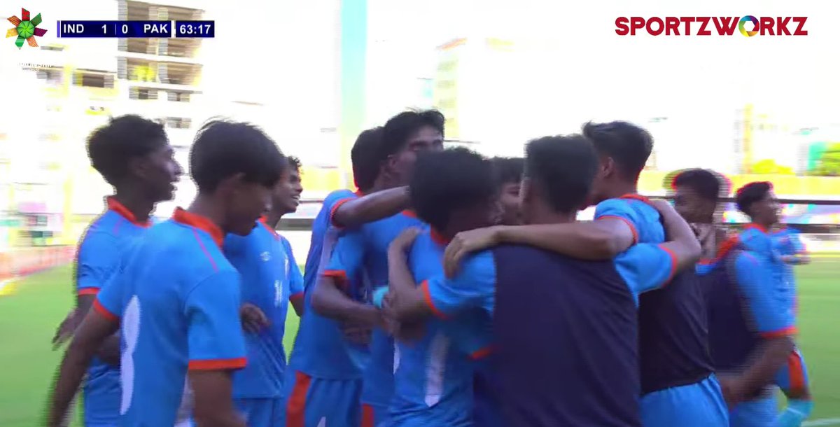 KhelNow's tweet image. 63' GOOOOAAAALL! 

Omang Dodum doubles the lead! 🔥 
India cruising at 2-0 with a dominant performance 🇮🇳⚽

IND 2-0 PAK

Credits- Sportzworkz 

#SAFFU20 #IndianFootball #IndPak