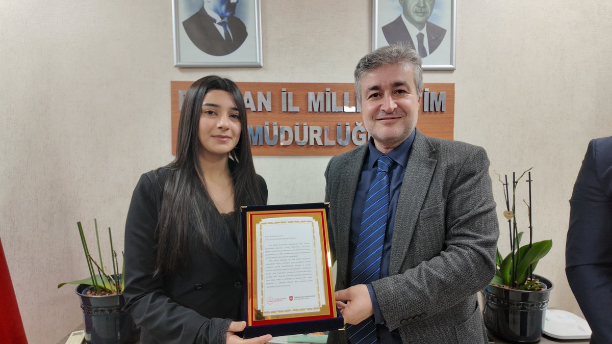 BatmanilMEM's tweet photo. "Savunmadan Sanata: Genç Tasarımlar Özel Gün Kartı ve Tişört Tasarım Yarışması"nda dereceye giren öğrenciler, düzenlenen törenle ödüllerini aldı.

🔗  https://t.co/UsT1pfFxFH

@tcmeb @Yusuf__Tekin @batmanvaliligi @yasarciger https://t.co/PJtHxtYhoV