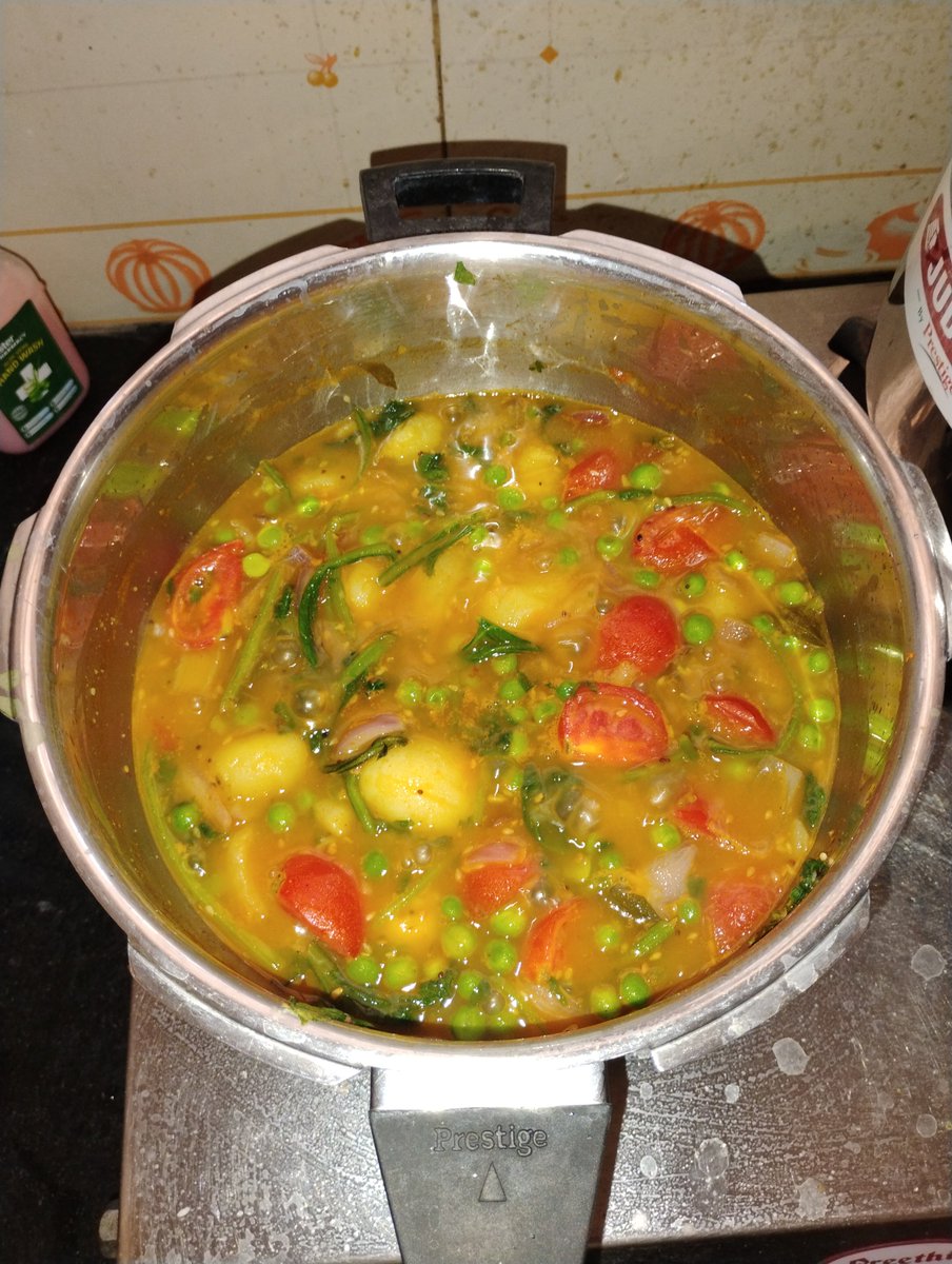 vincimax's tweet photo. #MeshuCooks
Vaazhaithandu bajji milagai stiry fry.
Potato, green peas, spinach kootan. https://t.co/iQAtOLP8un