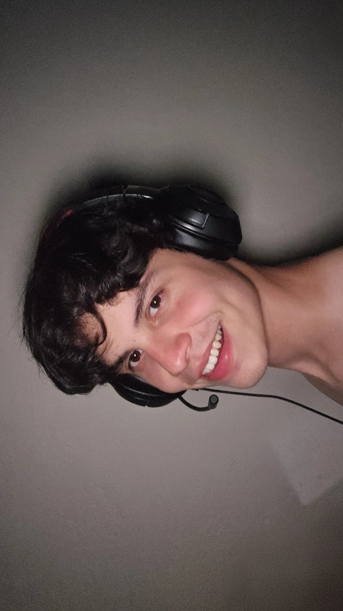 decodemanu's tweet photo. Una foto sonriendo, pidan un deseo https://t.co/kISyXDWNbK