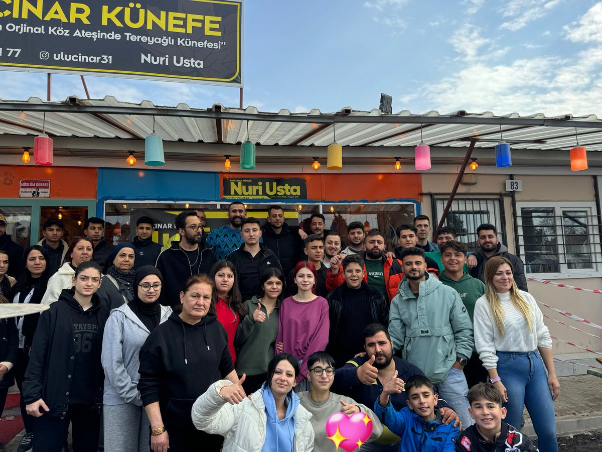 KCanbolat's tweet photo. Depremin ikinci yıldönümünde bu ekiple beraber 5000 kişiye yemek dağıtmıştık.
En önde duran üzerinde kalp olan kişi ise Sena kızımız.
O gün bizimle beraber beş kişilik iş yaptı tek başına..
Şimdi ise bizim onun için binlerce kişilik destek olmamız gerekiyor
#SenaİçinAdalet 
#MUSAŞENOLTUTUKLANSIN