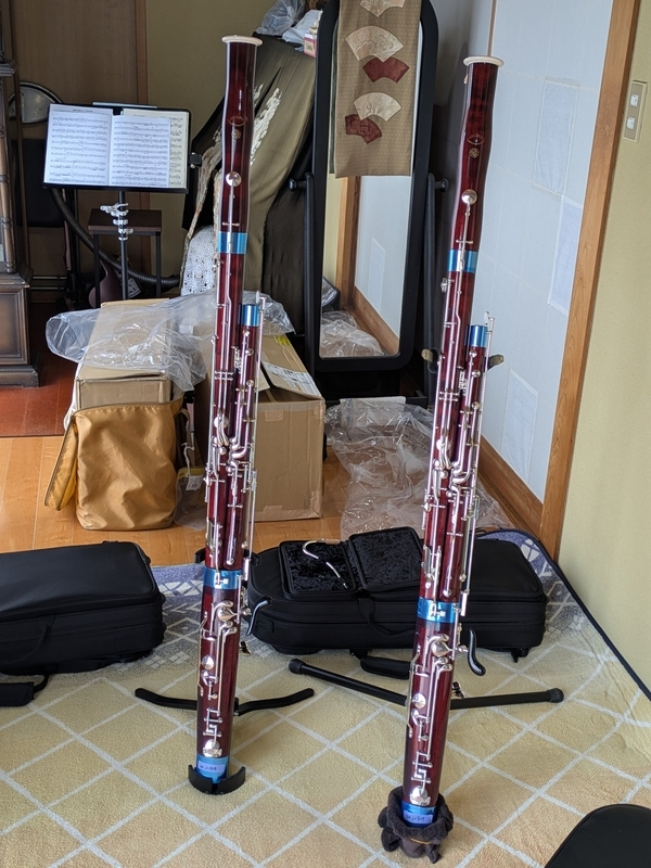 akihikobsn's tweet photo. Y高3年生Mさんが楽器を買うことになったので、早速JDRから楽器を送ってもらうことに。

二人で交互に吹いて～聞いて～を数回繰り返す。自分で吹いた時の感触だけでなく、人が吹くのを客観的に聞くととてもよく分かるね♪

程なく意見が一致して一本に決定。
今回はどっちも良い楽器だったけどね👍 https://t.co/Qq0NFzgzSb