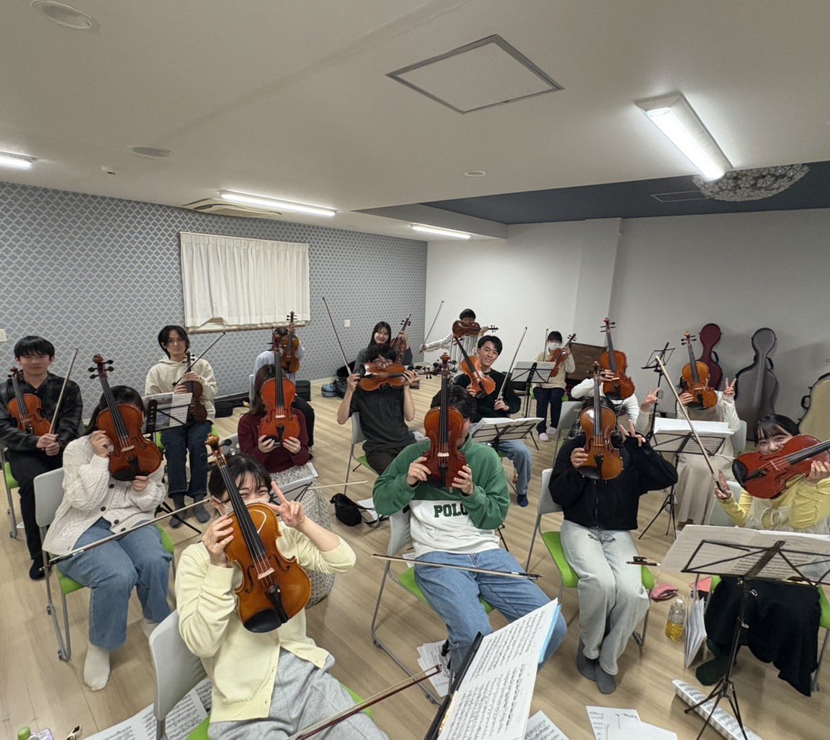 Welcome_to_CUO's tweet photo. 今日から楽器紹介します！

千葉大学管弦楽団ヴァイオリンパートです🎻
ヴァイオリンは主旋律を担うことが多く、オーケストラの音を引っ張る存在です🔥
人数も多くにぎやかなですが、演奏では意識を合わせ、ひとつの音楽を作ることを大切に日々練習しています。
#千葉大学 #春から千葉大 #オーケストラ https://t.co/W0on7aa8GP