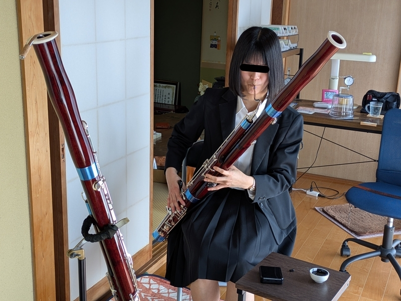 akihikobsn's tweet photo. Y高3年生Mさんが楽器を買うことになったので、早速JDRから楽器を送ってもらうことに。

二人で交互に吹いて～聞いて～を数回繰り返す。自分で吹いた時の感触だけでなく、人が吹くのを客観的に聞くととてもよく分かるね♪

程なく意見が一致して一本に決定。
今回はどっちも良い楽器だったけどね👍 https://t.co/Qq0NFzgzSb