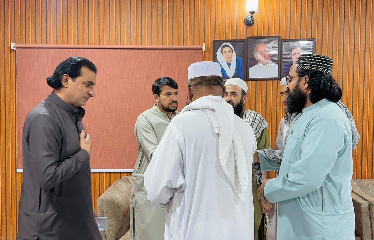 RashidKhaskhele's tweet photo. #پاکستان_پیپلز_پارٹی چئیرمین صفورہ ٹاؤن راشد خاصخیلی اپنے دفتر میں دفتری امورانجام دیتے ہوئے
چئیرمین راشد خاصخیلی سے بلدیاتی نمائندگان و مختلف سیاسی سماجی شخصیات نے ملاقات کی
#ٹاؤن_میونسپل_کارپوریشن_صفوراں https://t.co/Y6VXU5WMSj