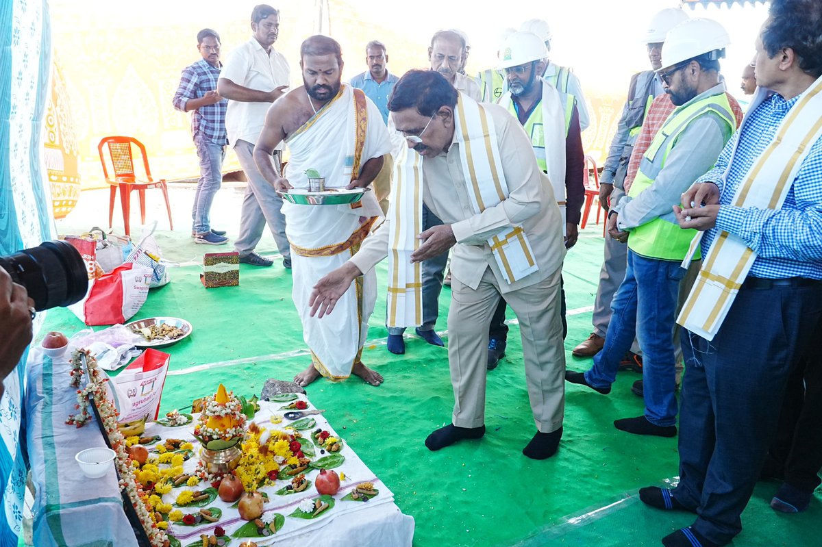 Dr_NarayanaP's tweet image. Participated in the ceremonial launch of the Central Hall piling works for the #Assembly building in Amaravati, marking a significant step in the development of the state capital. The Assembly is being constructed over 11 lakh sq. ft., with B+G+3 floors, rising to a height of 250