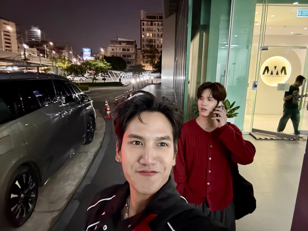 ApisitBe tweet media