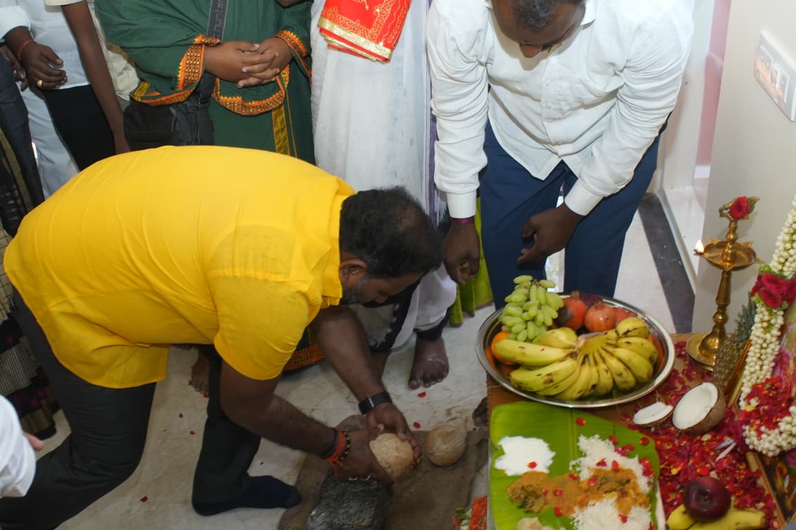 SrikanthMLC's tweet photo. పేదవారికి కడుపునిండా అన్నం పెట్టాలన్న మహోన్నత ఆశయంతో గౌరవ రాష్ట్ర ముఖ్యమంత్రి శ్రీ నారా చంద్రబాబు నాయుడు గారి ఆదేశాల మేరకు శాంతిపురంలో అన్న క్యాంటీన్ మంజూరు చేయడం జరిగింది. ముఖ్యమంత్రి గారి సతీమణి, ఎన్టీఆర్ ట్రస్టు మేనేజింగ్ ట్రస్టీ శ్రీమతి నారా భువనేశ్వరి అమ్మ గారితో కలిసి అన్న క్యాంటీన్‌ను ప్రారంభించడం జరిగింది.
అన్న క్యాంటీన్ ప్రారంభించి కడుపునిండా భోజనం చేసిన పేదవాడి కళ్లల్లో కనిపించిన ఆనందం ఎంతో తృప్తినిచ్చింది..
#Kuppam
#Ncbn
#NaraBhuvaneswari 
#AnnaCanteen
#AndhraPradesh
