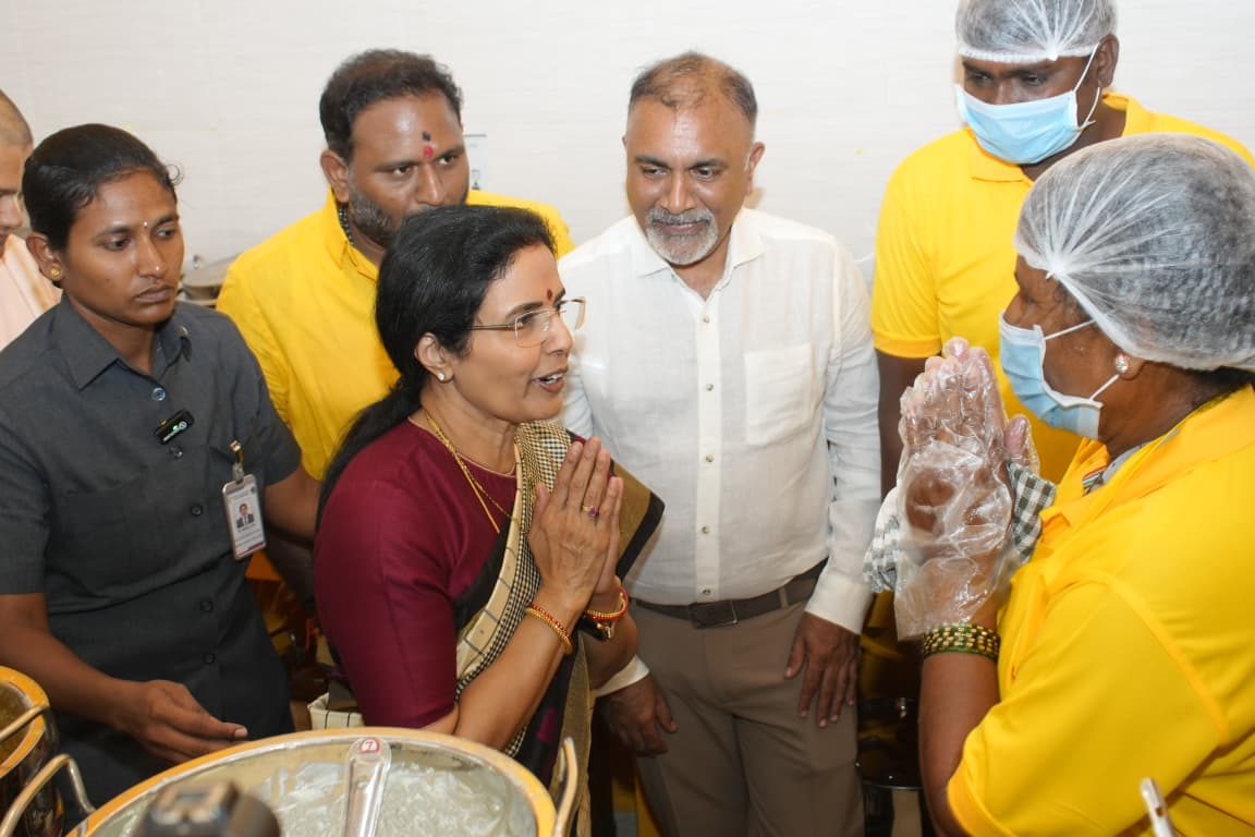 SrikanthMLC's tweet photo. పేదవారికి కడుపునిండా అన్నం పెట్టాలన్న మహోన్నత ఆశయంతో గౌరవ రాష్ట్ర ముఖ్యమంత్రి శ్రీ నారా చంద్రబాబు నాయుడు గారి ఆదేశాల మేరకు శాంతిపురంలో అన్న క్యాంటీన్ మంజూరు చేయడం జరిగింది. ముఖ్యమంత్రి గారి సతీమణి, ఎన్టీఆర్ ట్రస్టు మేనేజింగ్ ట్రస్టీ శ్రీమతి నారా భువనేశ్వరి అమ్మ గారితో కలిసి అన్న క్యాంటీన్‌ను ప్రారంభించడం జరిగింది.
అన్న క్యాంటీన్ ప్రారంభించి కడుపునిండా భోజనం చేసిన పేదవాడి కళ్లల్లో కనిపించిన ఆనందం ఎంతో తృప్తినిచ్చింది..
#Kuppam
#Ncbn
#NaraBhuvaneswari 
#AnnaCanteen
#AndhraPradesh
