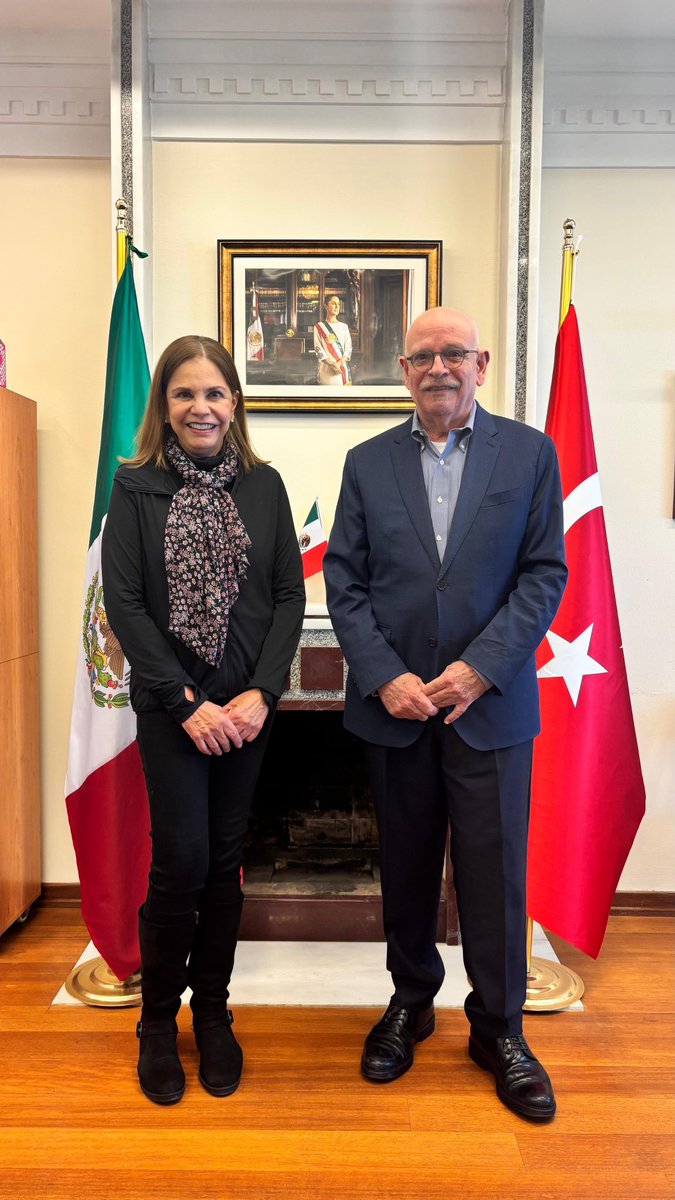 afierrog's tweet photo. Fue un verdadero gusto recibir en @ConsulmexETB  a la productora de Televisa/Univisión @RosyOcampo junto con su equipo, que  iniciarán los preparativos de filmación de una telenovela que ocurrirá en los 2 países. ¡Gran oportunidad de mostrar sus riquezas y semejanzas! https://t.co/ywgRsRCsAH