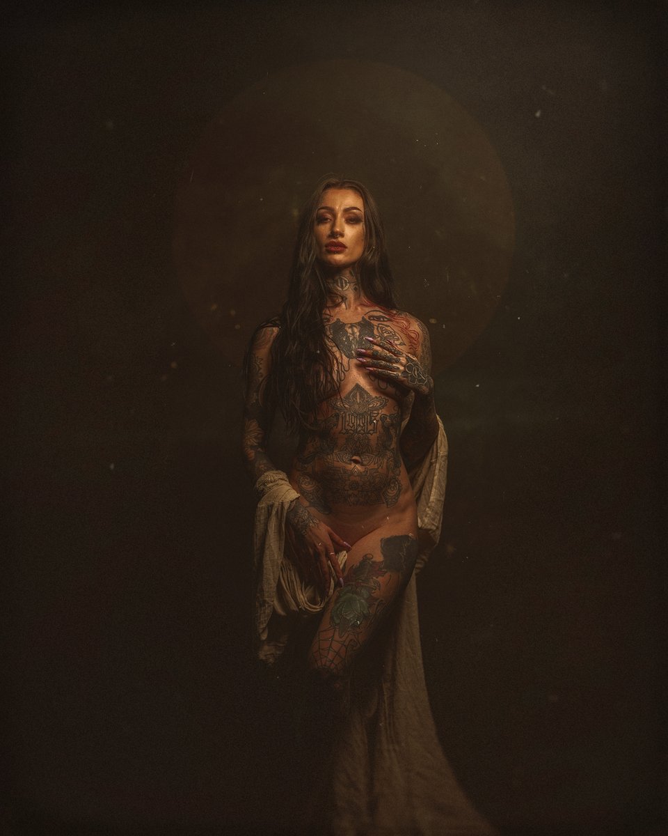 Goddess Alternative - Jaz
.
Muse: @jazmitchelltattooer / ghost_girl.jpeg
📸: <a href="/Dark_Moon_Media/">DarkMoonMedia</a>