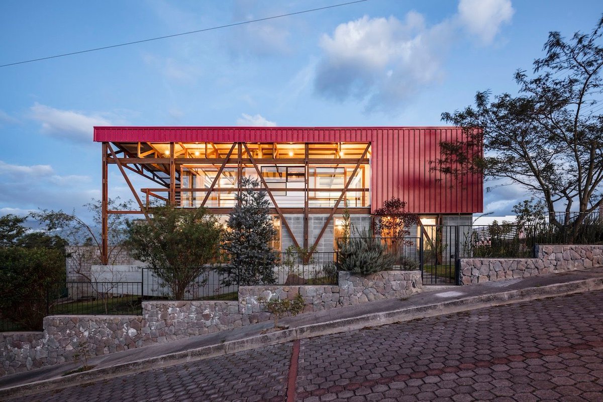 OrlandoArq's tweet photo. #JuevesDeArquitectura 
Hormigón armado + Madera: el equilibrio perfecto en la Casa Viteri Vergara. 
Diseñada por MCM+Un taller de arquitectura, 2018.  
Una estructura de hormigón que se integra en la pendiente para sostener un volumen superior de madera que se abre al paisaje.. https://t.co/50aVTYe46r
