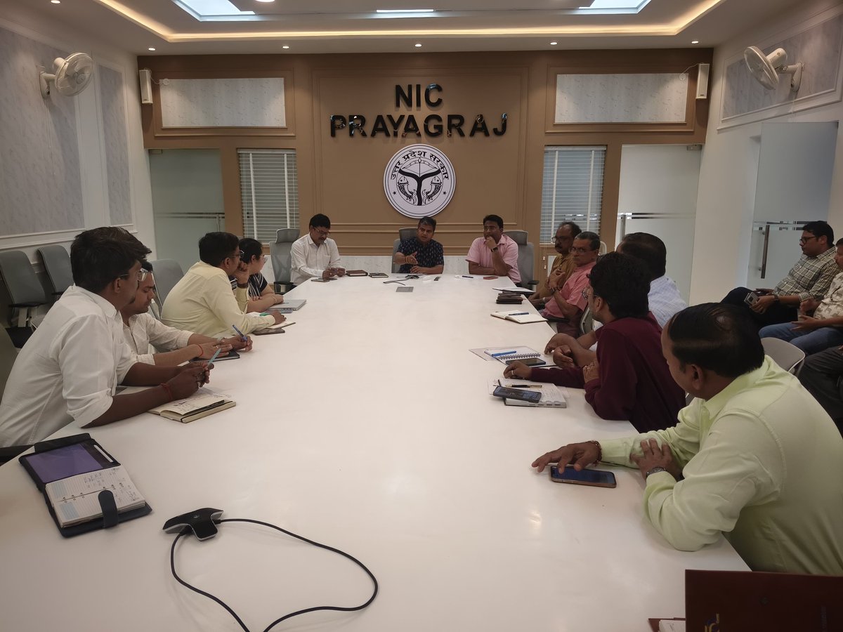 DM_PRAYAGRAJ's tweet photo. जिलाधिकारी की अध्यक्षता में पेट्रोल, डीजल की सुचारू आपूर्ति के सम्बन्ध में संबंधित के साथ  बैठक सम्पन्न हुई।
जनपद में पेट्रोल, डीजल एवं एल0पी0जी0 की पर्याप्त उपलब्धता है।
अनाधिकृत रूप से पेट्रोल, डीजल एवं एल0पी0जी0 का भण्डारण, होलडिंग एवं कालाबाजारी करने वालों के विरुद्ध एफ0आई0आर0 दर्ज कराने तथा दंडात्मक कार्रवाई करने के जिलाधिकारी ने निर्देश दिए।
जिलाधिकारी ने पेट्रोल, डीजल एवं एल०पी०जी० गैस की बिक्री पर शतत् निगरानी रखे जाने के निर्देश दिए।
जिलाधिकारी ने अफवाह फैलाने वालों को चिन्हित करते हुए उनके विरुद्ध विधिक एवं दण्डात्मक कार्यवाही करने के निर्देश दिए।

एल०पी०जी० एवं पेट्रोल / डीजल की उपलब्धता बनाये रखने के लिए जिला पूर्ति कार्यालय में कंट्रोल रूम स्थापित है, जिसका मोबाइल नम्बर-8299632748, 7388036037,8126271301, 8853522200, 9956591463, 8299033086 है। जिलाधिकारी ने कंट्रोल रूम में आ रही शिकायतों का त्वरित निस्तारण कराये जाने के निर्देश दिये गये है।@CdoPrayagraj @CMOfficeUP @UPGovt @InfoDeptUP @ChiefSecyUP 
 
जिलाधिकारी द्वारा अफवाह फैलाने वालों को चिन्हित करते हुए विधिक एवं दण्डात्मक कार्यवाही कराये जाने के निर्देश दिये गये है।