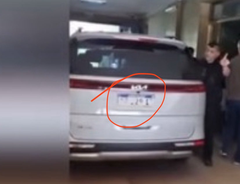 Massa, quiere ser presidente y se traslada con chofer y en una camioneta con la patente adulterada 🤦🏻‍♂️✌️💵 Peronia.
-Nunca en la legalidad.