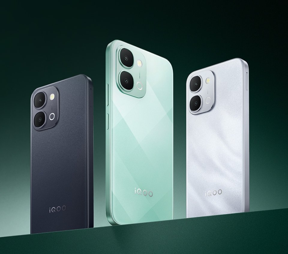 rktechx's tweet photo. iQOO Z11x launched in China 🇨🇳

🔺6.76" FHD+ 120Hz LCD Display, 1200nits HBM
🔺Dimensity 7400
🔺LPDDR4X + UFS 3.1
🔺50MP IMX852 + 2MP 
🔺8MP Selfie 
🔺7200mAh🔋+ 44W⚡
🔺Android 16 &amp; OriginOS 6 
🔺IP69/68, IR Blaster
🔺219g

Price 💰 1699¥ ~ 8+128GB 
#iQOO #iQOOZ11x https://t.co/d7OTk6iZwU
