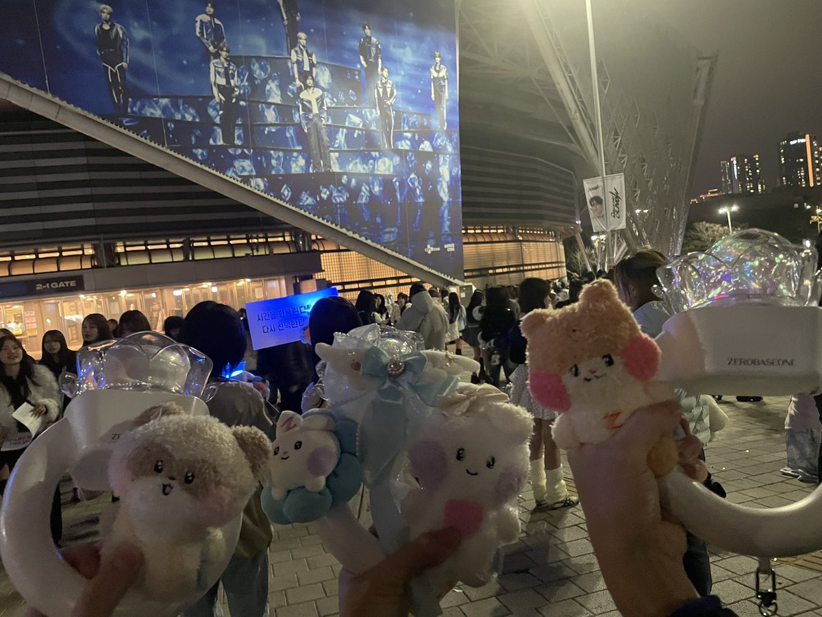 S43707145's tweet photo. なかなか投稿できてなかった！ 
26.0314 9人のZB1に最後に会った日
ZB1 영원히 사랑해💙🌹

引き続き、ユジンもみんなも応援するつもりなのでZEROSEのみなさんこれからもよろしくです！ https://t.co/o1OsjcCEvs