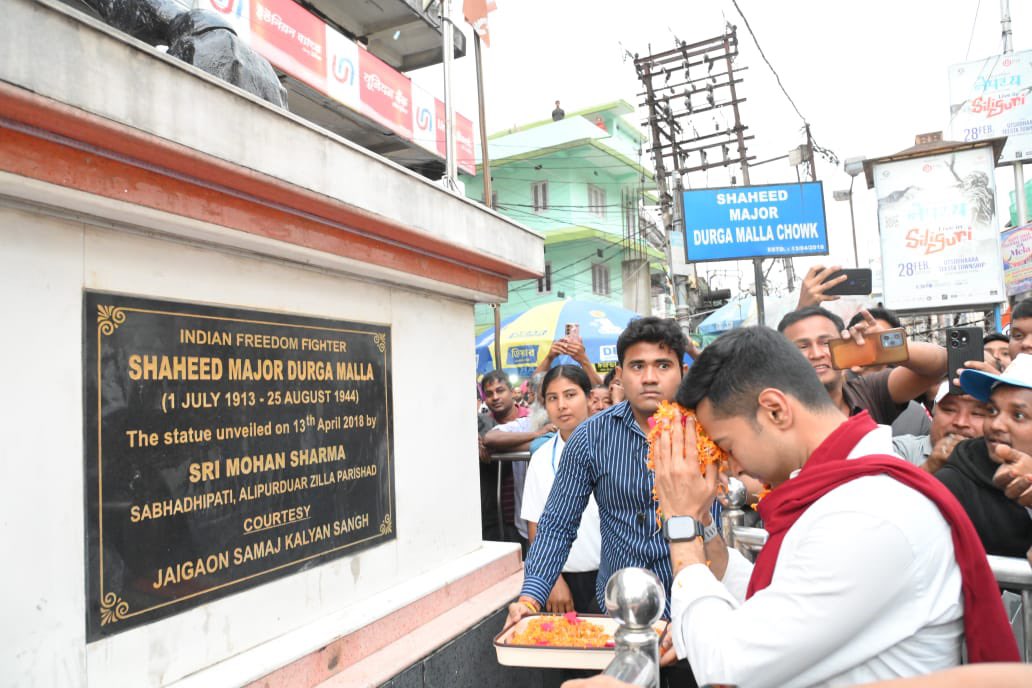 Today, during his roadshow in Kalchini, Shri <a href="/abhishekaitc/">Abhishek Banerjee</a> paid his humble tributes at the statue of Shaheed Major Durga Malla, the first Gorkha soldier of the Indian National Army to lay down his life for the cause of India’s independence.

We remember his supreme sacrifice with