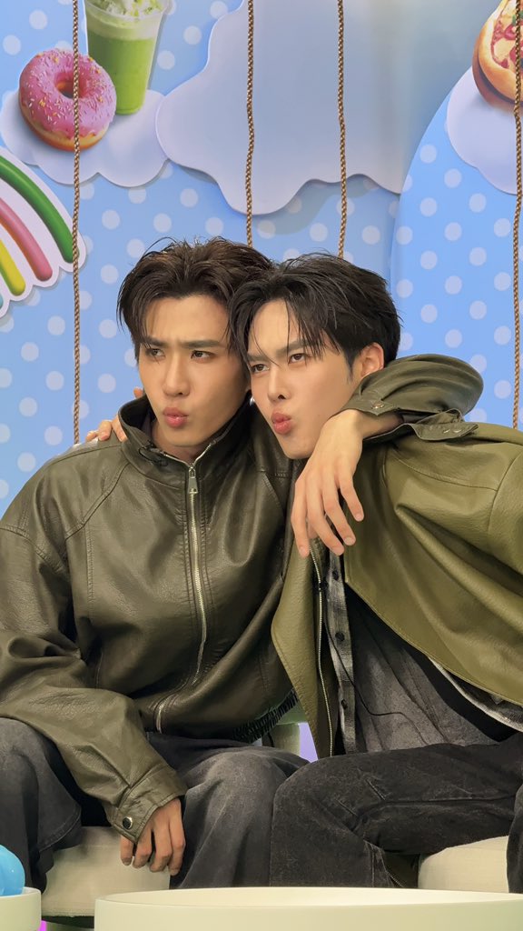 Trend for SANTA tweet media