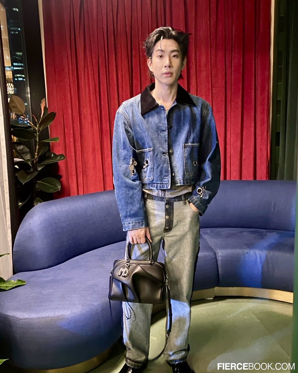 หล่อและเท่มาก ส่องลุค #ออฟจุมพล ในงาน #MarcJacobs เปิดตัวคอลเลคชั่น Spring/Summer 2026 ในคอนเซ็ปต์ “Make Your Marc” ที่สะท้อนความ modern femininity ได้อย่างโดดเด่น

#Fiercebook #Fiercelive  #FiercelivebyJjijie #MarcJacobsTH #patluxurygroup
#thestandardbangkok #OffJumpol
