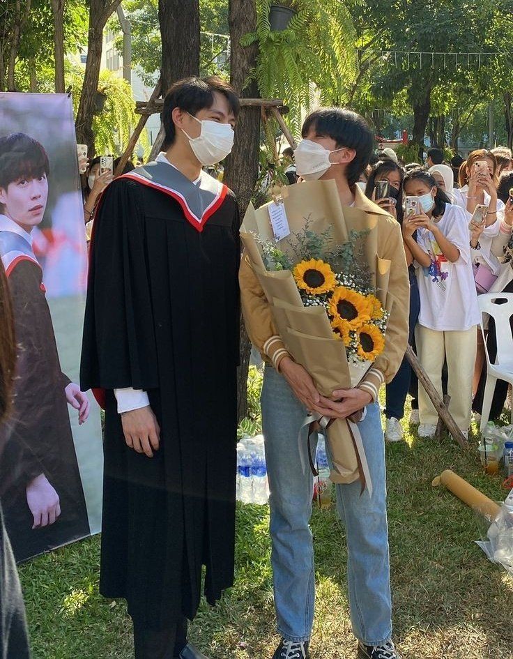 HOURLY FIRSTKHAOTUNG tweet media