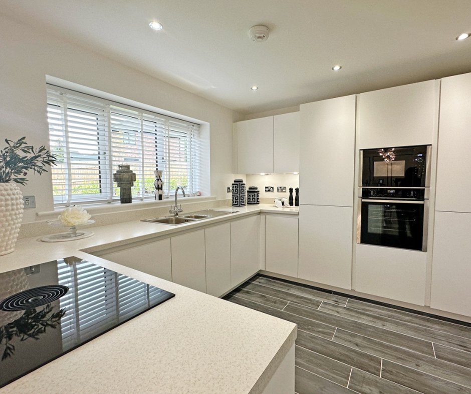 SeddonHomes's tweet image. We don’t do "basic." 💅 Our kitchens come with more "wow" as standard, than your Pinterest board can handle.

Integrated appliances? Check. Designer finishes? Obviously. Making your friends envious? Guaranteed #SeddonHomes #NewKitchen #KitchenInspo