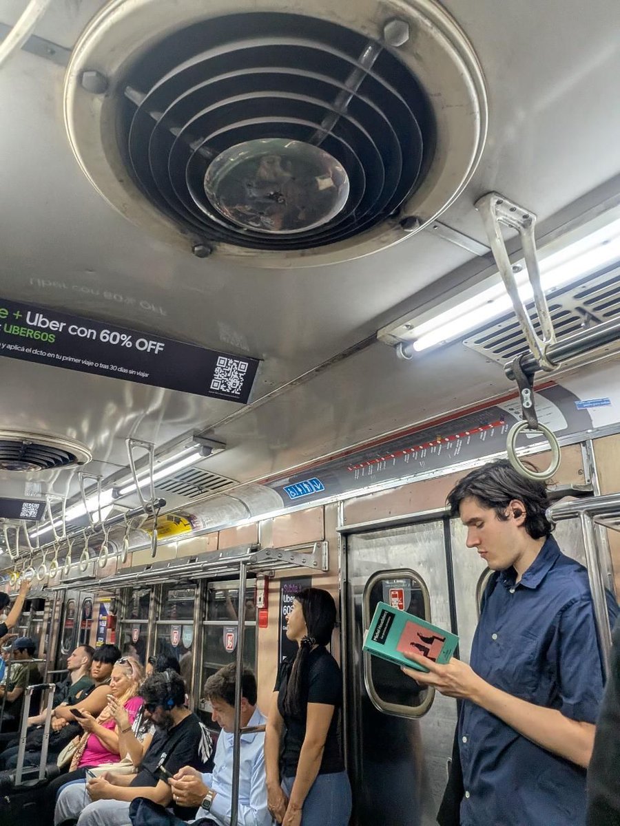 sublecturas's tweet image. "Las partículas elementales", de Michel Houellebecq en la #LíneaB. Gracias @santiagollach 📷🚇